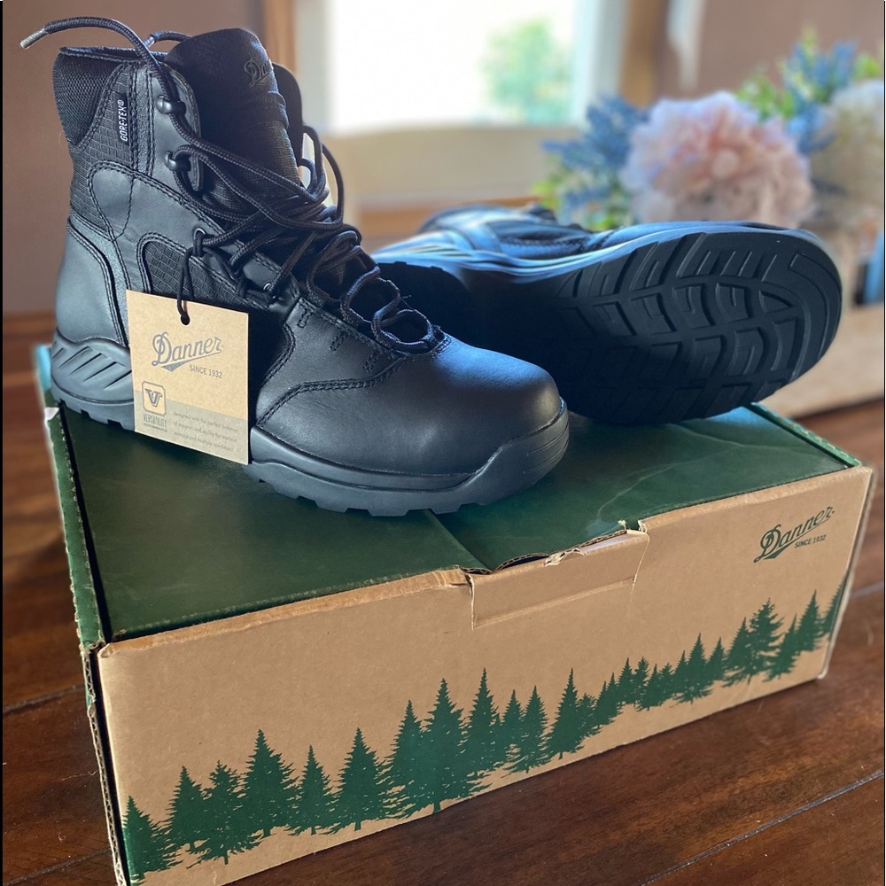 Men’s police boots.  Brand new w/tags in box.